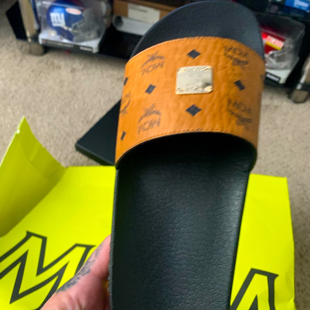 AUTHENTIC MCM SLIDES SIZE 9… WOMENS